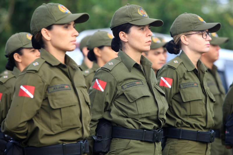 Cerca de 2.400 policiais militares que estão em processo de formação por meio dos Cursos de Formação de Praças (CFP), de Oficiais (CFO), de Habilitação de Oficiais (CHO) e de Adaptação de Oficiais (CHO). Durante a caminhada (foto), a Academia de Polícia Militar “Cel Fontoura” executou a primeira marcha administrativa para exercitar os pelotões do Curso de Formação de Oficiais (CFO) e do Curso de Adaptação de Oficiais da PMPA (CADO) nos deslocamentos a pé por longos percursos. A caminhada de 10 Km contou com a participação de 183 alunos da Academia de Polícia Militar.
FOTO: MÁCIO FERREIRA / AG. PARÁ
DATA: 15.02.2018
MARITUBA - PARÁ <div class='credito_fotos'>Foto: MÁCIO FERREIRA/ AG. PARÁ | <a href='/midias/2018/originais/76240fa1-4513-4067-b9ae-7cda57837298.jpg' download><i class='fa-solid fa-download'></i> Download</a></div>
