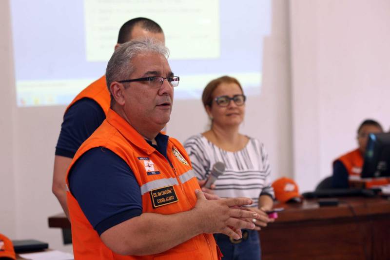 O Governador do Pará, Simão Jatene, esteve durante esta sexta-feira (13) no município de Paragominas. Além de visitar as áreas afetadas pela enxurrada que ocorreu na madrugada da quinta-feira (12), ele conversou com moradores atingidos, reuniu com autoridades municipais, secretários de estado, com o Corpo de Bombeiros e a Defesa Civil para traçar as metas e ações a serem cumpridas para restabelecer a normalidade na cidade. A forte enxurrada, que durou toda a madrugada, alagou cerca de 40% da cidade e atingiu 350 famílias. Até o momento, 13 locais foram adequados para funcionar como abrigo, entre escolas, associações, ginásios, entre outros, para receber desabrigados e desalojados. Na foto, o coordenador adjunto da Defesa Civil do Pará, o coronel Francisco Cantuária.

FOTO: SIDNEY OLIVEIRA / AG. PARÁ
DATA: 13.04.2018
PARAGOMINAS - PARÁ <div class='credito_fotos'>Foto: Sidney Oliveira/Ag. Pará   |   <a href='/midias/2018/originais/7625203a-ed0c-43b5-b2df-67f41ee4e023.jpg' download><i class='fa-solid fa-download'></i> Download</a></div>