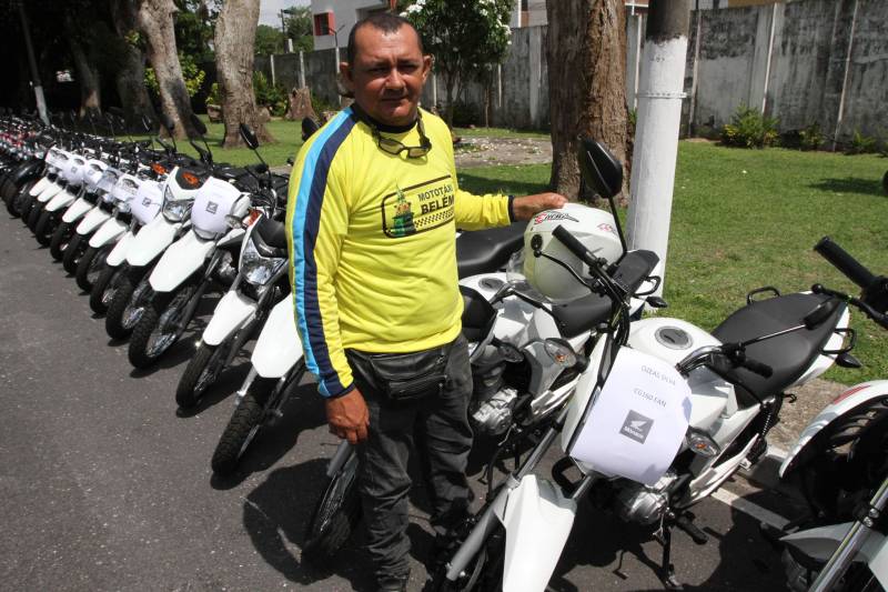 O Governo do Estado entregou, nesta segunda-feira, 12, no Palácio do Governo, 75 motocicletas a mototaxistas de Belém, Castanhal, Ananindeua e Igarapé-Açu. As motos foram adquiridas pelos mototaxistas por meio do Credcidadão, programa que incentiva a geração de trabalho e renda entre os microempreendedores com necessidades financeiras. O governador Simão Jatene fez a entrega das chaves das motos, acompanhado do prefeito de Belém, Zenaldo Coutinho; do presidente da Assembleia Legislativa do Estado do Pará (Alepa), Márcio Miranda; dos deputados Eliel Faustino e Coronel Neil; do secretário de Desenvolvimento Econômico, Indústria, Comércio e Mineração, Hildegardo Nunes; do diretor-geral do Credcidadão, Jorge Rezende e de representantes de sindicatos e associações de mototaxistas, entre eles o presidente do Sindicato dos Mototaxistas do Pará, José Ribamar Soares, o Alemão. Na foto, Ozeas Nunes é um deles. Rodando há quatro anos em Belém, Ozeas foi um dos profissionais que saiu do Palácio do Governo já de moto nova.
FOTO: CRISTINO MARTINS / AG. PARÁ
DATA: 12.11.2018
BELÉM - PARÁ <div class='credito_fotos'>Foto: Cristino Martins/Ag. Pará | <a href='/midias/2018/originais/7626c6c1-46e2-4269-9906-6e210564adf0.jpg' download><i class='fa-solid fa-download'></i> Download</a></div>