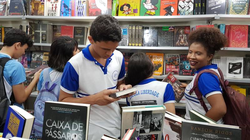 A primeira edição do Salão do Livro de Carajás, realizada de 27 de abril a 6 de maio, no Centro de Convenções de Marabá, no sudeste do Estado, movimentou mais de R$ 200 mil em CredLivro, um incentivo da Secretaria de Estado de Educação (Seduc). O Salão é resultado de um convênio entre o Governo do Pará, via Secretaria de Estado de Cultura (Secult), em parceria com a Seduc e Prefeitura de Marabá. O Credlivro é um programa de incentivo à leitura oriundo do "Programa de Fortalecimento de Ações de Fomento à Leitura" da Seduc, por meio do Sistema Estadual de Bibliotecas Escolares (Siebe), criado em 2005 e, em 2013, virou Lei (Lei 7.775, de 23 de dezembro de 2013). Em 2017, o incentivo foi de quatro milhões e seiscentos mil reais para os 23 mil professores da rede estadual de ensino, aplicados exclusivamente para a XXI Feira Pan-Amazônica do Livro. Na foto, movimento na feira.
FOTO: ELZA LIMA
DATA: 07.05.2018
MARABÁ - PARÁ <div class='credito_fotos'>Foto: ELZA LIMA | <a href='/midias/2018/originais/7626cc47-223f-4f38-94e6-30f295f426a9.jpg' download><i class='fa-solid fa-download'></i> Download</a></div>