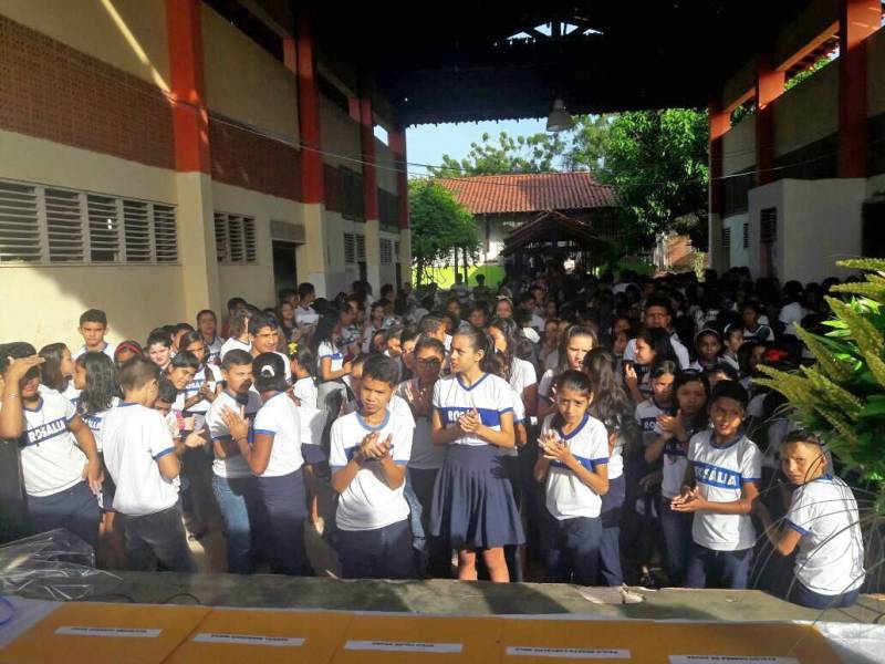 Hoje, também, mais de 500 alunos da Escola Municipal de Educação Infantil e Ensino Fundamental Rosália Simões Barbosa (foto), no município de Monte Alegre, localizado na Mesorregião do Baixo Amazonas, ganharam um Espaço de Leitura do projeto Livro Solidário. A inauguração contou com a presença do vice-prefeito Mateus Almeida, professores, alunos e outras autoridades. “Será de suma importância para a formação do aluno leitor, pois a sala de leitura, além de ser um espaço de continuidade das ações pedagógicas desenvolvidas na escola, vai se transformar também em um espaço de lazer para os moradores de Monte Alegre”, pontuou a gestora da escola, Sheila Andrade Rodrigues, que acredita que o projeto vai trazer benefícios para a escola e para o aluno se aperfeiçoar na leitura e na escrita; ou seja, no processo de ensino e aprendizagem na escola. Os alunos que receberam os 450 livros enviados pela Imprensa Oficial do Estado, por meio do Livro Solidário, participam do projeto ‘Espaço de leitura: levar a ler em lugares distantes’, que é desenvolvido pela aluna do Mestrado em Letras da Universidade Federal do Oeste do Pará (Ufopa), Alessandra Mesquita.
FOTO: ASCOM / IOE
DATA: 14.03.2018
MONTE ALEGRE - PARÁ <div class='credito_fotos'>Foto: ASCOM IOE | <a href='/midias/2018/originais/762b21bc-107b-4dd6-96cf-ab56dbce37c7.jpg' download><i class='fa-solid fa-download'></i> Download</a></div>