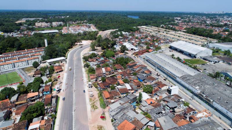 Com a chegada do verão, as obras de prolongamento da Avenida João Paulo II (foto) entram em ritmo acelerado. A partir do final desta semana, o número de operários envolvidos na obra, que hoje chega a 350, vai passar a ser de 600, o que garantirá maior celeridade na conclusão das obras, previstas para até o final de julho. “Faltam menos de 10% para que a gente conclua toda a obra. São detalhes de pavimentação nas vias de acesso, calçada, gradil, iluminação, o que a gente chama de acabamento. E nesse acabamento, incluímos também as passarelas, que são montadas fora e, a partir daí, são levadas para o canteiro de obra e colocadas em seus devidos lugares. As passarelas são importantes para segurança dos pedestres que vão precisar atravessar a João Paulo. Da mesma forma, a sinalização horizontal e vertical são fundamentais para circulação dos pedestres, motoristas, motociclistas e ciclistas por toda a avenida. A expectativa é que possamos entregar o mais breve possível o prolongamento da Avenida João Paulo II à população, de forma a garantir melhoria da qualidade de vida, saúde, lazer, mobilidade e mais segurança para quem mora nessa área”, informa o diretor geral do Núcleo de Gerenciamento de Transportes Metropolitano (NGTM), César Meira. 

FOTO: SECOM
DATA: 12.06.2018 
BELÉM - PARÁ <div class='credito_fotos'>Foto: Secom   |   <a href='/midias/2018/originais/762ba1e9-a69c-44af-b1d1-60f3c516f4aa.jpg' download><i class='fa-solid fa-download'></i> Download</a></div>