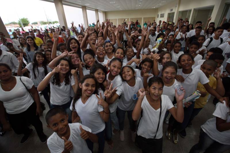 O Governador do Estado, Simão Jatene, também entregou para a região mais de 90 viaturas (foto) , 65 caminhonetes e 27 carros utilitários (pálios weekend), com destaque para duas da patrulha rural e uma para ronda escolar específica para Marabá. O Secretário de Estado de Segurança Pública, Luiz Fernandes, ressaltou que os veículos vão substituir a frota nas regiões sul e sudeste. “Surgiu uma demanda do policiamento rural, e já uma semana depois, por determinação do governador, já trouxemos as viaturas e já temos o policiamento disponível para fazer esse patrulhamento, que vai iniciar na região sudeste, mas se estenderá para a região sul e nordeste do estado. Hoje estamos substituindo toda a frota de veículos da região sul e sudeste, além disso o governador determinou onde tiver policiamento vai ter uma viatura, e já foi apresentado para a região os novos policiais que tomaram posse, nós não temos mais nenhum município sem delegado”, pontuou. Outras conquistas citada pelo Secretário da SEGUP foi o aumento do Núcleo de Apoio à Investigação e a criação de um conselho regional para acompanhar as ações de segurança pública.
FOTO: SIDNEY OLIVEIRA / AG. PARÁ
DATA: 06.04.2018
MARABÁ - PARÁ <div class='credito_fotos'>Foto: Sidney Oliveira/Ag. Pará | <a href='/midias/2018/originais/762ea7de-b49a-4a09-83a3-4aeec3d3f11c.jpg' download><i class='fa-solid fa-download'></i> Download</a></div>