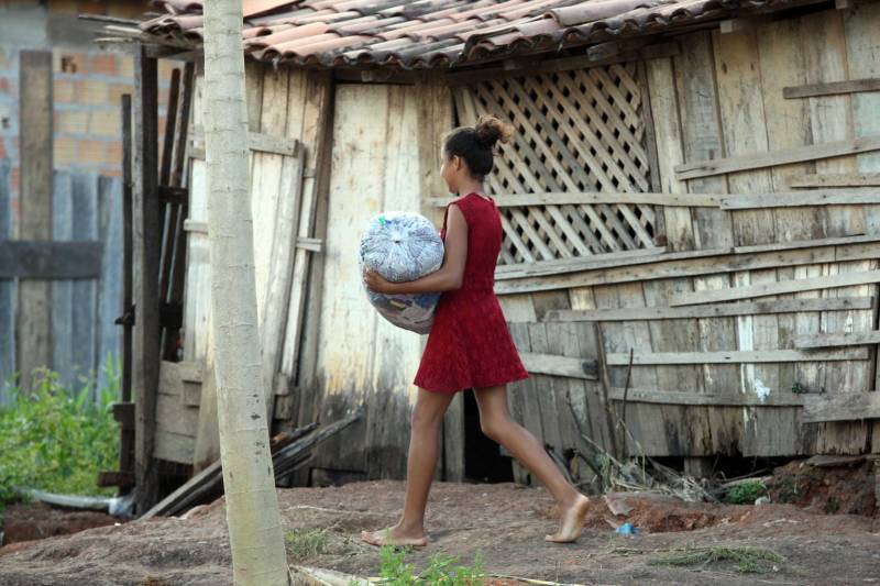 O Governador do Pará, Simão Jatene, esteve durante esta sexta-feira (13) no município de Paragominas. Além de visitar as áreas afetadas pela enxurrada que ocorreu na madrugada da quinta-feira (12), ele conversou com moradores atingidos, reuniu com autoridades municipais, secretários de estado, com o Corpo de Bombeiros e a Defesa Civil para traçar as metas e ações a serem cumpridas para restabelecer a normalidade na cidade. A forte enxurrada, que durou toda a madrugada, alagou cerca de 40% da cidade e atingiu 350 famílias. Até o momento, 13 locais foram adequados para funcionar como abrigo, entre escolas, associações, ginásios, entre outros, para receber desabrigados e desalojados.

FOTO: SIDNEY OLIVEIRA / AG. PARÁ
DATA: 13.04.2018
PARAGOMINAS - PARÁ <div class='credito_fotos'>Foto: Sidney Oliveira/Ag. Pará   |   <a href='/midias/2018/originais/763d52b2-7ebb-445d-a8cf-c88765e5578f.jpg' download><i class='fa-solid fa-download'></i> Download</a></div>