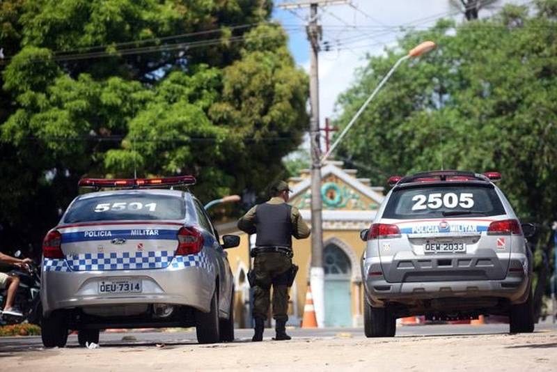 O segundo final de semana das férias escolares foi marcado pela tranquilidade no distrito de Mosqueiro. Uma das 86 localidades do Estado que recebe atenção especial durante a Operação Verão 2018. As ações começaram na sexta-feira (29) e vão até o dia 31 de julho, com a participação de mais de 8 mil agentes de segurança pública. Uma das novidades deste ano é o funcionamento dos Centros de Comando Integrado, com a participação de órgãos estaduais e municipais, sob a coordenação da Secretaria de Estado de Segurança Pública e Defesa Social ( Segup). O espaço é identificado com placas em quatro idiomas para auxiliar as pessoas em casos de furtos ou acidentes.
FOTO: MARCELO LELIS / AG. PARÁ
DATA: 08.07.2018
MOSQUEIRO - PARÁ <div class='credito_fotos'>Foto: Marcelo Lelis / Ag. Pará | <a href='/midias/2018/originais/76454c18-7955-49e6-b871-956a7bcf7f58.jpg' download><i class='fa-solid fa-download'></i> Download</a></div>