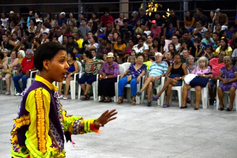 O tradicional concurso de Quadrilhas do Arraial de Todos os Santos, da Fundação Cultural do Pará (FCP), começa nesta quarta-feira, 20, a partir das 18h, no Centur. São mais de 70 quadrilhas juninas (foto), entre adultas e mirins. A programação vai até o dia 08 de julho, sempre a partir das 19h nos dias de semana e 18h nos feriados. Na Praça do Povo, o foco será o XV Concurso Estadual de Quadrilhas Juninas. Já na Praça do Artista serão as apresentações parafolclóricas de Pássaros Juninos, grupos de bois bumbas, carimbó, entre outros, além da praça de alimentação.
FOTO: ASCOM / FCP
DATA: 18.06.2018
BELÉM - PARÁ <div class='credito_fotos'>Foto: ASCOM FCP | <a href='/midias/2018/originais/76470082-89c4-4d82-b32e-38c321b77798.jpg' download><i class='fa-solid fa-download'></i> Download</a></div>