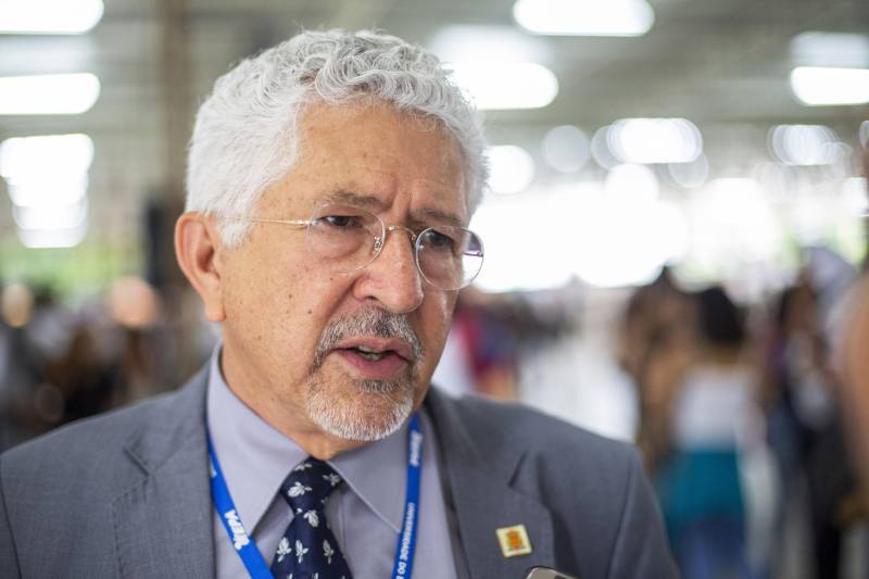 Durante toda esta quinta-feira, 10, a Feira Vocacional da Universidade do Estado do Pará (Uepa) recebeu a visita de estudantes do ensino médio de escolas públicas e particulares da Região Metropolitana de Belém. Cada graduação da Uepa tinha um estande no hall de exposição do Centro Cultural Tancredo Neves (Centur), tudo para que os estudantes pudessem conhecer mais sobre os cursos, a atuação dos profissionais formados e o desenho curricular das disciplinas. Na foto, o reitor da Uepa, professor Rubens Cardoso.
FOTO: NAILANA THIELY / ASCOM UEPA
DATA: 10.05.2018
BELÉM - PARÁ <div class='credito_fotos'>Foto: Nailana Thiely / Ascom Uepa | <a href='/midias/2018/originais/764bf951-cf6f-4ca2-a11d-b228cbeb2e0a.jpg' download><i class='fa-solid fa-download'></i> Download</a></div>