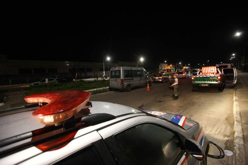 O comando do Sistema de Segurança Pública do Pará montou uma sala de situação no Centro Integrado de Operações (Ciop), nesta segunda-feira (9) após a morte de dois policiais militares, um na noite de domingo (8) e outro na manhã de segunda-feira. Por ordem do governador Simão Jatene, a Divisão de Homicídios recebeu um reforço de policiais para a investigação dos crimes e uma divisão especial foi criada, este ano, para investigar os assassinatos de policias no estado.
FOTO: MARCELO LÉLIS / AG. PARÁ
DATA: 09.04.2018
BELÉM - PARÁ <div class='credito_fotos'>Foto: Marcelo Lelis / Ag. Pará | <a href='/midias/2018/originais/764ed3d1-40f6-43a2-a369-a127e00650f3.jpg' download><i class='fa-solid fa-download'></i> Download</a></div>