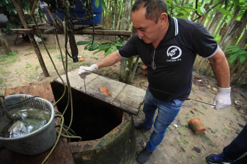 As ações do governo do Estado são imediatas no município de Barcarena, mais especificamente nas comunidades Bom Futuro e Vila Nova, localizadas na área das bacias de rejeitos da Hydro. A primeira medida é a coleta da água dos poços artesianos, para verificar se está própria para o consumo humano. Nesta sexta-feira (23), técnicos do Laboratório Central do Estado (Lacen) começaram o trabalho, que faz parte do conjunto de ações do grupo de trabalho montado pelo governo depois que o Instituto Evandro Chagas confirmou a contaminação da área.
FOTO: MÁCIO FERREIRA / AG. PARÁ
DATA: 23.02.2018
BARCARENA - PARÁ <div class='credito_fotos'>Foto: MÁCIO FERREIRA/ AG. PARÁ | <a href='/midias/2018/originais/76565488-3148-4f1f-817a-6ab0096e6f4e.jpg' download><i class='fa-solid fa-download'></i> Download</a></div>