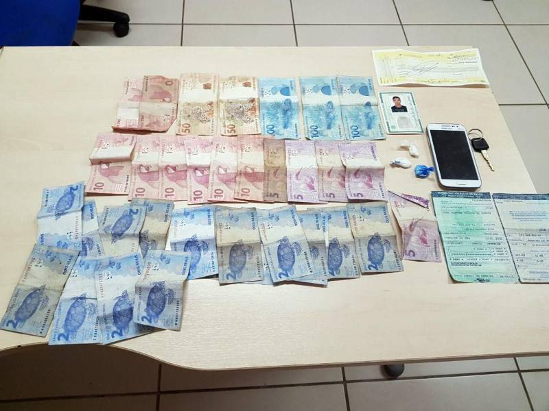 As Polícias Civil e Militar intensificaram as operações de prevenção e combate ao crime em Santa Izabel do Pará, na Região Metropolitana de Belém (RMB). Durante as ações policiais realizadas nos últimos dias, seis pessoas foram presas em flagrante. Cinco delas envolvidas em tráfico de drogas. Outra pessoa foi presa após tentar cometer homicídio na região. Além dos presos, drogas foram apreendidas. As operações também foram responsáveis pela fiscalização de bares e festas dançantes na cidade. O balanço foi divulgado nesta sexta-feira, 11. De acordo com o delegado Augusto Damasceno, titular da Seccional de Santa Izabel do Pará, as operações contaram com parceria do Departamento Municipal de Trânsito para realização de abordagens e fiscalização de estabelecimentos na cidade. "Vários veículos foram fiscalizados. Onze bares foram fiscalizados. Três bares foram fechados por não estarem legalizados. Foi fechada uma festa dançante que ocorria na Vila de Americano, porque o estabelecimento não possuía condições de segurança. Duas adolescentes foram encontradas no local", detalha o delegado. O Conselho Tutelar de Santa Izabel do Pará foi acionado e o responsável pelo evento foi conduzido para a Seccional de Polícia. Na foto, material apreendido com os acusados Sávio Augusto e Luiz Felipe.
FOTO: ASCOM / POLÍCIA CIVIL
DATA: 11.05.2018
SANTA IZABEL- PARÁ <div class='credito_fotos'>Foto: Ascom / Polícia Civil | <a href='/midias/2018/originais/765a50f0-6011-41ed-b517-eab4ddcccc72.jpg' download><i class='fa-solid fa-download'></i> Download</a></div>