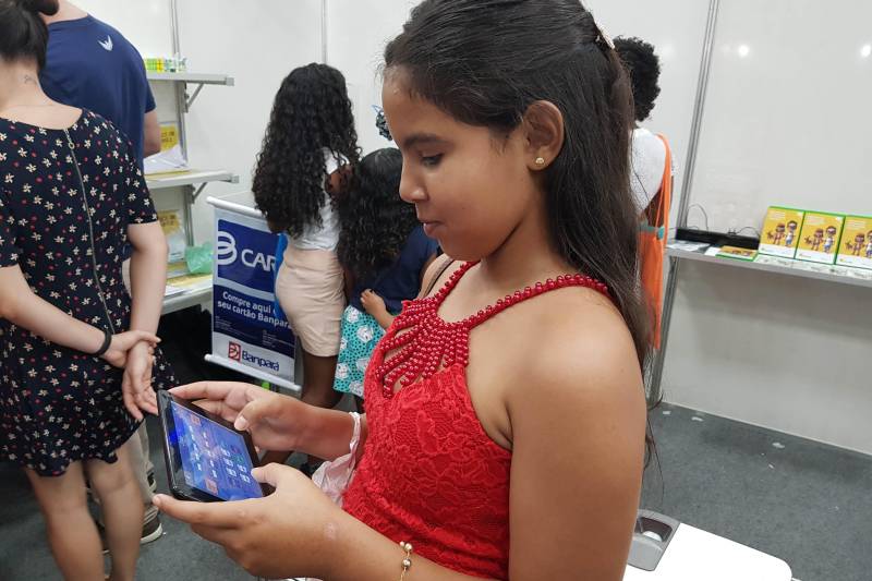 Óculos de realidade virtual feito de miriti, robozinho inteligente, tabuada colorida e game para facilitar o aprendizado com os números. Esses são alguns dos produtos expostos no estande “Matematicando” presente no I Salão do Livro do Sul e Sudeste do Pará, que ocorre no Centro de Convenções Leonildo Borges Rocha, em Marabá, até dia 06 de maio. Em visita ao Salão do Livro, a estudante Emilly Oliveira (foto), de 11 anos, conheceu o projeto e ficou encantada com o jogo. “Achei muito legal, estimula nosso aprendizado na matemática, faz a gente perder o medo. Gostei bastante do jogo e do livro também”, garantiu a menina.
FOTO: ASCOM CRGSP
DATA: 03.05.2018
MARABÁ - PARÁ <div class='credito_fotos'>Foto: ASCOM CRGSP | <a href='/midias/2018/originais/765c8f8e-8f18-41ac-acf3-87584e9b3d9e.jpg' download><i class='fa-solid fa-download'></i> Download</a></div>