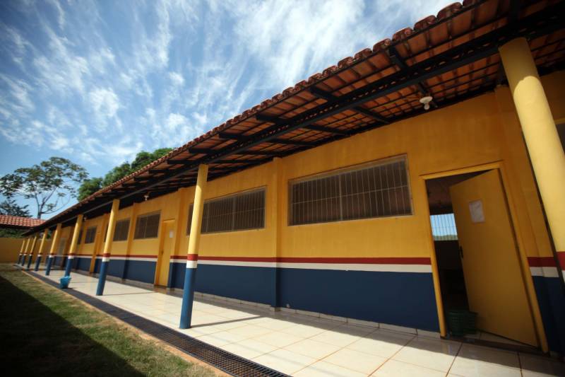 Também foram entregues nesta segunda (25) obras no distrito de Serra Pelada, em Curionópolis, sudeste do Estado. Uma das inaugurações foi a da Escola Estadual de Ensino Médio Joaquina Diamantina. A unidade de ensino teve investimento de R$ 220 mil em serviços nas redes elétrica e hidráulica, além de pintura, melhoria do forro e cobertura, assim como parte do piso, muro e calçada. Fundada em 1989, a escola foi praticamente reconstruída para atender com qualidade os 232 estudantes, nos turnos da tarde e à noite. São três salas de aula; bloco administrativo (sala da direção, sala dos professores e secretaria); uma copa cozinha, uma dispensa para armazenamento de alimentos da merenda escolar e banheiros masculino, feminino e de pessoa com deficiência (PCD). Em Curionópolis, o governador também entregou a pavimentação asfáltica de quatro quilômetros de vias urbanas, uma parceria com a Prefeitura de Curionópolis, dentro do Programa Asfalto na Cidade. Para esta obra, foram destinados R$ 1,7 milhão, que incluem serviços em terra, sub-base e base, pavimentação em CBUQ (Concreto Betuminoso Usinado a Quente) de três centímetros de espessura, meio-fio de concreto com lâmina d’água e sinalização horizontal. Curionópolis é um dos 99 municípios paraenses que assinaram com o governo o Termo de Asfalto, sendo que 33 já iniciaram as obras. Somados, os termos garantirão 529,6 km de pavimentação de vias urbanas – um investimento total de quase R$ 255 milhões do Tesouro Estadual.
FOTO: THIAGO GOMES / AG. PARÁ
DATA: 25.06.2018
CURIONÓPOLIS - PARÁ <div class='credito_fotos'>Foto: Thiago Gomes /Ag. Pará | <a href='/midias/2018/originais/765ee7b4-614f-419f-afa9-77909731dbf9.jpg' download><i class='fa-solid fa-download'></i> Download</a></div>