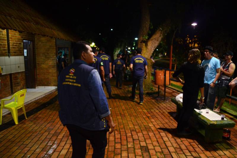 Para garantir a tranquilidade da população e estabelecer a ordem em locais de grande movimentação no distrito de Icoaraci, em Belém, foi deflagrada na noite deste domingo, 6, a Operação Hypnos, realizada pela Polícia Militar em parceria com outros órgãos de segurança pública e do sistema judiciário.
FOTO: ELIELSON MODESTO / ASCOM SEGUP
DATA: 06.05.2018
BELÉM - PARÁ <div class='credito_fotos'>Foto: Elielson Modesto / Ascom Segup | <a href='/midias/2018/originais/76655ea6-ec36-4adf-b28d-d0351fc122a4.jpg' download><i class='fa-solid fa-download'></i> Download</a></div>