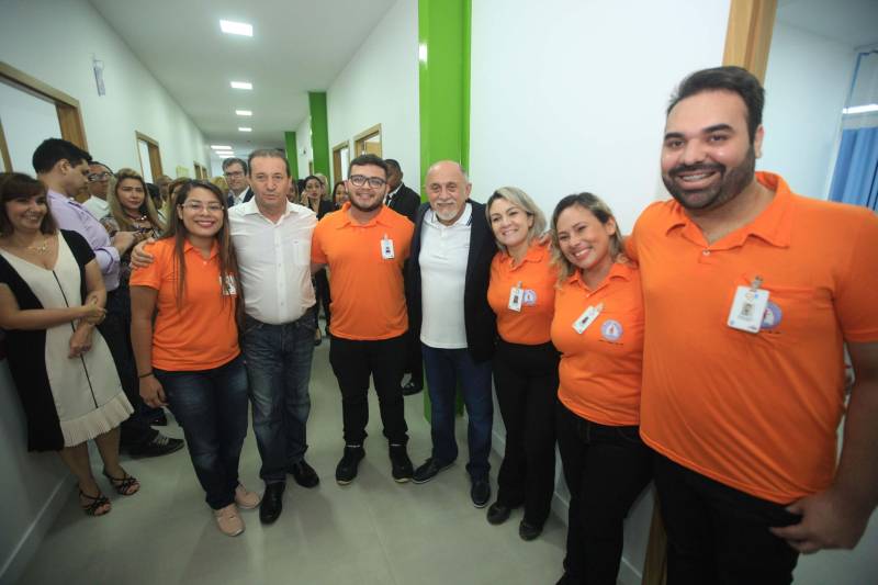 Um espaço moderno, com atendimento de alta qualidade. Assim é o Centro Integrado de Inclusão e Reabilitação (CIIR), inaugurado pelo Governo do Estado na tarde desta quarta-feira (30). O centro integra vários serviços em um único local. Da assistência médica, odontológica, passando pela reabilitação, capacitação, oficinas para produção de próteses e serviço de apoio e diagnósticos em crianças, jovens e adultos com deficiência no Estado do Pará. Localizado na rodovia Arthur Bernardes, em Belém, às margens da Baía do Guajará, o Centro Integrado é o primeiro na região Norte e fica em uma área total de mais de 40 mil metros quadrados. A obra foi iniciada em março de 2014 e está orçada em mais de R$ 32 milhões, recursos do tesouro estadual. O CIIR faz parte das ações previstas pelo Governo do Estado ampliando os serviços já oferecidos pela Secretaria de Estado de Saúde Pública (Sespa).
FOTO: THIAGO GOMES / AG. PARÁ
DATA: 30.05.2018
BELÉM - PARÁ <div class='credito_fotos'>Foto: Thiago Gomes /Ag. Pará | <a href='/midias/2018/originais/76682f2e-389c-4ad8-8710-4a5417899e63.jpg' download><i class='fa-solid fa-download'></i> Download</a></div>