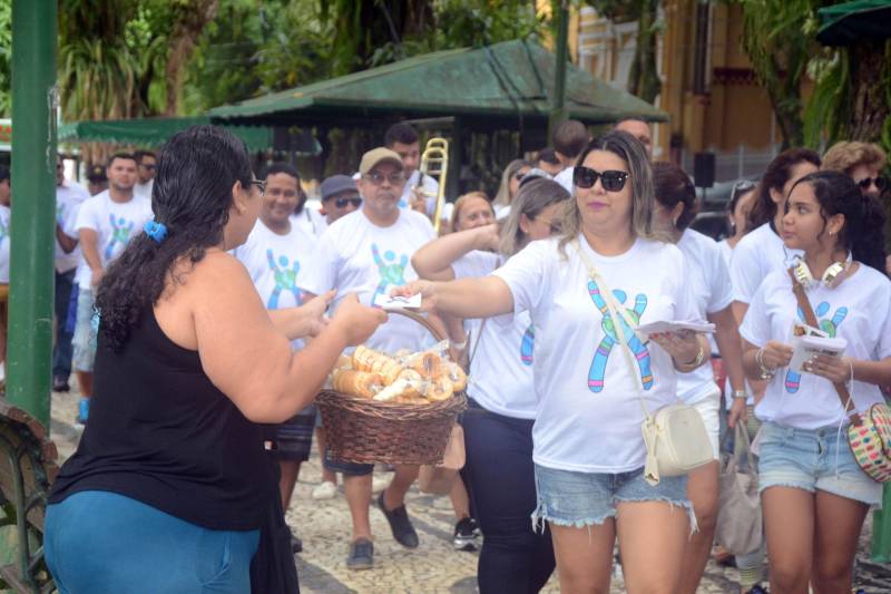 A rara Síndrome de Cri du Chat, também conhecida como Síndrome do Miado do Gato, mobilizou a sociedade neste sábado (5), durante uma caminhada na Praça Batista Campos, em Belém. A ação é alusiva ao Dia Internacional da Síndrome de Cri du Chat e busca conscientizar a população sobre a anomalia. Pais e profissionais da área da saúde participaram da ação educativa que contou com distribuição de panfletos informativos e uma caminhada pelo local. "Por ser rara, é muito difícil identificar a síndrome. Em Belém, temos conhecimento de apenas dois casos. Nossa intenção é sensibilizar os profissionais da área da saúde para que o diagnóstico seja precoce, já que os casos demoram anos para ter o diagnóstico fechado", explica a fonoaudióloga da Coordenadoria de Educação Especial (COEES), Priscila Salgado, mãe de uma criança portadora da síndrome.
FOTO: ELISEU DIAS / ASCOM SEDUC
DATA: 05.05.2018
BELÉM - PARÁ <div class='credito_fotos'>Foto: Eliseu Dias / Ascom Seduc | <a href='/midias/2018/originais/76689247-1350-4e1c-a210-6d41a30edd68.jpg' download><i class='fa-solid fa-download'></i> Download</a></div>