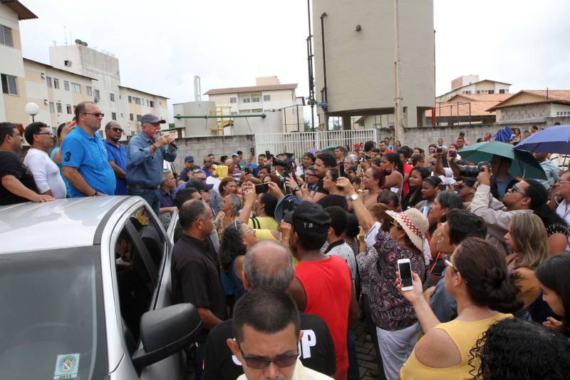 Deve ocorrer a partir da próxima segunda-feira (19) a entrega das chaves aos futuros moradores do Residencial Viver Melhor Marituba, localizado no quilômetro 15 da Rodovia BR-316, em Marituba, região metropolitana de Belém. A cerimônia de inauguração do conjunto, marcada para este sábado (17), foi adiada pela terceira vez pelo Ministério das Cidades, causando transtorno a centenas de pessoas que foram ao local com a promessa de receber o apartamento e começar uma vida nova. O governador Simão Jatene foi ao local esclarecer aos proprietários - muitos vindos de bairros distantes de Belém e Ananindeua - o motivo de mais um adiamento.
FOTO: CRISTINO MARTINS / AG. PARÁ
DATA: 17.02.2017
MARITUBA - PARÁ <div class='credito_fotos'>Foto: Cristino Martins/Ag. Pará | <a href='/midias/2018/originais/7672cd4b-0e2a-4e52-836d-e346a7fd4d03.jpg' download><i class='fa-solid fa-download'></i> Download</a></div>
