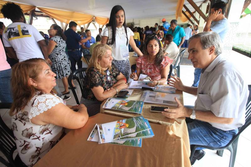 Mais de 300 produtores compareceram à arena Bira's, em Igarapé-Miri, no nordeste paraense, na manhã de quinta-feira (15), em busca de informações sobre crédito, qualificação profissional, regularização fundiária e cadeia produtiva. O público foi atendido pela "Caravana Pará 2030 - Igarapé-Miri", promovida pelo governo do Estado, que levou ao município os serviços de várias secretarias, bancos e instituições ligadas à produção e à intermediação de negócios.
FOTO: RODOLFO OLIVEIRA / AG. PARÁ
DATA: 16.03.2018
IGARAPÉ-MIRI - PARÁ <div class='credito_fotos'>Foto: Rodolfo Oliveira/Ag. Pará | <a href='/midias/2018/originais/76752c14-4ceb-42ed-b351-1699056d0a3e.jpg' download><i class='fa-solid fa-download'></i> Download</a></div>