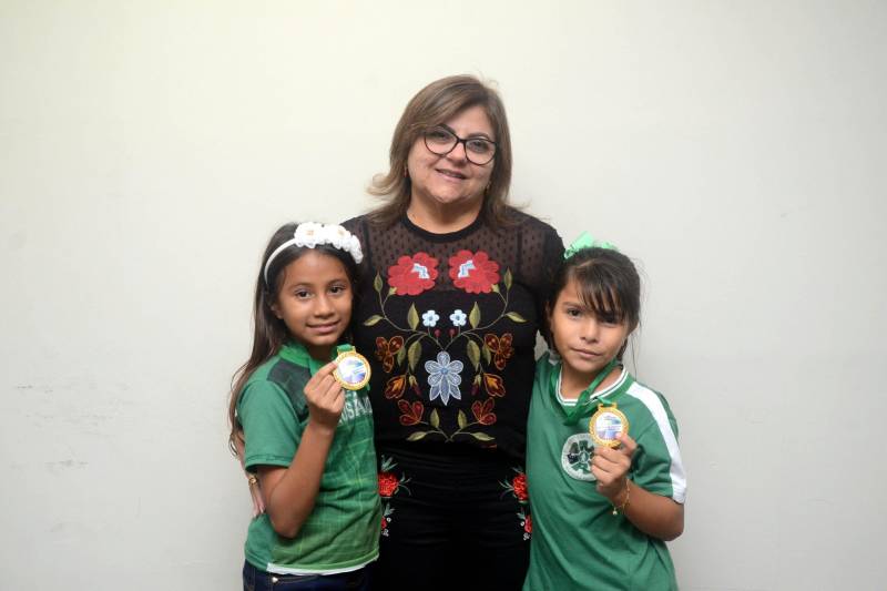 A secretária de Estado de Educação, Ana Claudia Serruya Hage, recebeu (foto) dos estudantes e educadores da Escola Estadual Nossa Senhora do Rosário, do município de Marituba, uma réplica do troféu conquistado pela escola na 6ª Feira Nacional de Matemática. A Feira ocorreu em Rio Branco, no Acre, no final de maio. A Escola Nossa Senhora do Rosário foi escola-destaque no evento com trabalhos confeccionados por quatro estudantes e dois professores.
FOTO: ELISEU DIAS / ASCOM SEDUC
DATA: 20.06.2018
BELÉM - PARÁ <div class='credito_fotos'>Foto: Eliseu Dias / Ascom Seduc | <a href='/midias/2018/originais/76764c13-a80f-485c-86b8-9cb40f923ad9.jpg' download><i class='fa-solid fa-download'></i> Download</a></div>