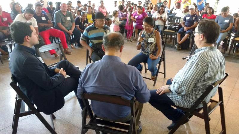 Lideranças comunitárias participaram nesta quinta-feira, 07, na Vila dos Cabanos, em Barcarena, de uma reunião pública (foto) com representantes do Governo do Estado. Dois secretários estaduais, de Saúde e de Meio Ambiente e Sustentabilidade, além do vice-presidente da Companhia de Desenvolvimento Econômico (Codec) dialogaram com 125 representantes de comunidades as propostas do governo nas áreas de Saúde, Meio Ambiente e Socioeconomia para questões que envolvem o acidente ambiental da empresa mineradora Hydro, na região. Vitor Mateus e Thales Belo, respectivamente, titulares das pastas de Saúde e Meio Ambiente, e Eduardo Klautau, da Codec, responderam à dúvidas e questionamentos dos moradores de 18 comunidades da região: Ilha do Capim, Vila Beja, Itupanema, Ilha das Onças, São José, Laranjal, Curuperé, Acuí, Conde, Vila Nova, Bom Futuro, Renascer com Cristo, Barcarena Sede, Jardim Paraíso, Jardim São José, Bairro Industrial, Vila dos Cabanos e Aicaraú. Estavam presentes ainda representantes da Secretaria de Assistência Social (Seaster).
FOTO: RODOLFO OLIVEIRA / AG. PARÁ
DATA: 07.06.2018
BARCARENA - PARÁ <div class='credito_fotos'>Foto: Rodolfo Oliveira/Ag. Pará | <a href='/midias/2018/originais/76865a3c-1203-406c-a6b8-a212d79c6620.jpg' download><i class='fa-solid fa-download'></i> Download</a></div>