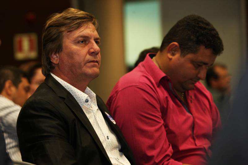 No segundo dia do Fórum Permanente de Prefeitos e Prefeitas dos Municípios Sustentáveis, no Hangar Convenções e Feiras da Amazônia, gestores compartilharam experiências sobre a “Captação de Recursos, Soluções e Parcerias - Governança compartilhada como pressuposto para a Gestão Eficiente”. Nesta quinta-feira (8), também foram assinadas ordens de serviços entre Governo do Estado e prefeituras para obras de infraestrutura e educação que totalizam um valor de mais de 50 milhões de reais. De serviços de pavimentação asfáltica a reforma e ampliação de escolas, os convênios e ordens de serviço totalizam R$52.946.186,86, recursos a serem repassados pelo Governo do Estado e pelo BID, Banco Interamericano de Desenvolvimento, com a contrapartida de alguns municípios.Na foto, o prefeito do município, Alexandre Lunelli.
FOTO: SIDNEY OLIVEIRA / AG PARÁ
DATA: 08.02.2018
BELÉM - PARÁ
<div class='credito_fotos'>Foto: Sidney Oliveira/Ag. Pará | <a href='/midias/2018/originais/768cabd2-ab28-4958-b8e0-c6c0c05fa0ae.jpg' download><i class='fa-solid fa-download'></i> Download</a></div>