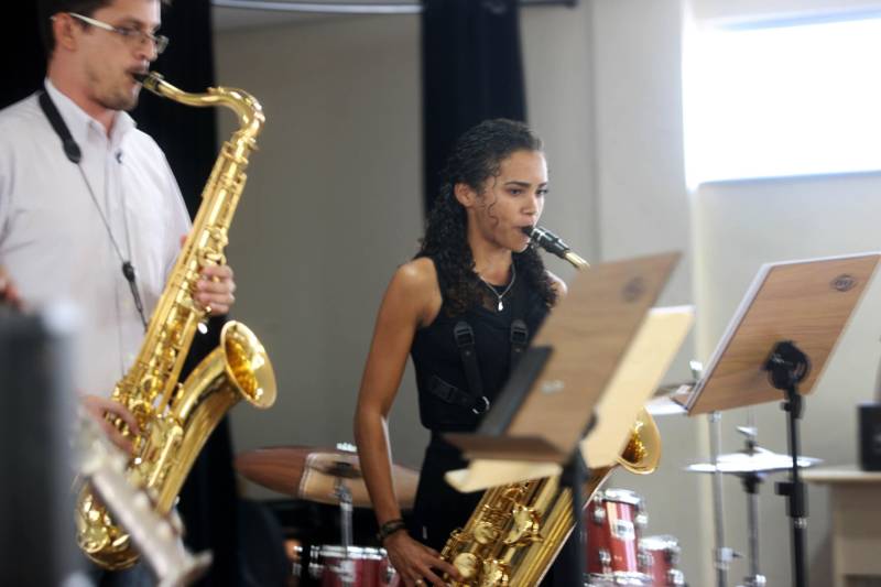 Durante o recital de boas vindas da Escola de Música da Universidade Federal do Pará, ela chamava atenção pela desenvoltura. Pequena e de aparência frágil, Raíza Rocha, 23 anos (foto), surpreendeu ao escolher o saxofone mais pesado e complexo de tocar. O teste para a orquestra da UFPA foi só mais um desafio, entre os muitos que a jovem moradora da ilha de Mosqueiro, de onde vem de segunda a sábado para cursar as aulas de música, tem que enfrentar diariamente.
FOTO: IGOR BRANDÃO / AG. PARÁ
DATA: 14.02.2018
BELÉM - PARÁ <div class='credito_fotos'>Foto: IGOR BRANDÃO / AG. PARÁ | <a href='/midias/2018/originais/7694e7a1-2dd8-4520-a862-b6b8a1168554.jpg' download><i class='fa-solid fa-download'></i> Download</a></div>
