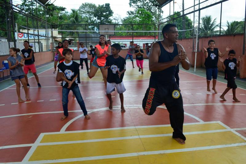 Há três anos, a Escola Municipal “Dr. Lauro Chaves”, na comunidade Baía do Sol, no Distrito de Mosqueiro, em Belém, promove a “Semana da Família”, com atividades que integram profissionais da unidade, pais e alunos. A última edição do evento contou com a participação mais efetiva da Polícia Militar e de um maior número de familiares.
FOTO: ELIELSON MODESTO / ASCOM SEGUP
DATA: 12.05.2018
MOSQUEIRO - PARÁ <div class='credito_fotos'>Foto: Elielson Modesto / Ascom Segup | <a href='/midias/2018/originais/769fdbfb-059b-40c1-9cb6-f25d4fd7f143.jpg' download><i class='fa-solid fa-download'></i> Download</a></div>