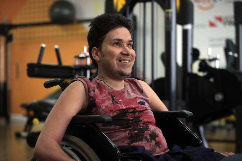 O maior desejo de Saulo Melo, 32 anos, é viver e poder desfrutar das novas oportunidades que tem hoje, depois de passar por uma cirurgia até então inédita no Pará, a hemicorporectomia. O procedimento, realizado no dia 2 de maio deste ano no Hospital Ophir Loyola, em Belém, removeu 40% do corpo do paciente - toda a porção inferior (pelve e membros inferiores).

FOTO: SIDNEY OLIVEIRA / AG. PARÁ
DATA: 03.12.2018
BELÉM - PARÁ <div class='credito_fotos'>Foto: Sidney Oliveira/Ag. Pará   |   <a href='/midias/2018/originais/76ad8e64-06f0-4e36-9335-f6f43f2b5fc2.jpg' download><i class='fa-solid fa-download'></i> Download</a></div>