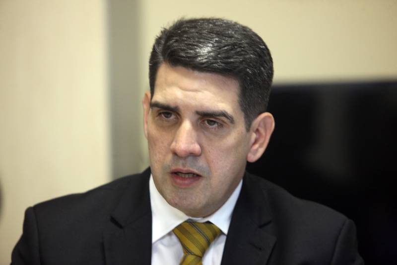 O Governo do Pará inaugura, na próxima quarta-feira (23), a 2ª Divisão de Atendimento ao Adolescente (Data) do Estado. O prédio fica no bairro do Coqueiro, em Ananindeua, e terá circunscrição também em Marituba. Serão duas novas viaturas e 30 servidores voltados para descentralizar o serviço prestado pelo órgão, antes restrito ao prédio localizado no bairro do Jurunas, em Belém. O objetivo é atender ainda os outros municípios da região metropolitana, agilizando o atendimento relacionado a atos infracionais praticados por menores. O investimento é estimado em R$ 390.628 mil reais. A nova unidade, vinculada à Diretoria de Atendimento a Grupos Vulneráveis (DAV), vai diminuir o tempo de espera para lavratura dos procedimentos, trazendo maior comodidade à população. “Vai melhorar muito, porque, por exemplo, quando tem situações flagranciais em Marituba, e uma viatura precisa se deslocar para cá para registrar, é policial a menos nas ruas, é gasto com combustível. Fora que por ser mais próximo desses outros municípios, vai diminuir a subnotificação, que ocorre quando os responsáveis não fazem a ocorrência porque é longe”, explicou o diretor da Data, Roberto Gomes (foto).

FOTO: MARCELO LELIS / AG. PARÁ
DATA: 28.05.2018
BELÉM - PARÁ  <div class='credito_fotos'>Foto: Marcelo Lelis / Ag. Pará   |   <a href='/midias/2018/originais/76b5676f-a9ff-49f6-bd71-1ffbf0e769d2.jpg' download><i class='fa-solid fa-download'></i> Download</a></div>