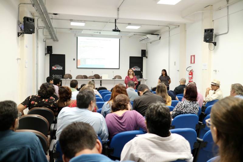 Alavancar a cadeia produtiva e verticalizar o setor de laticínios do estado do Pará. Essas são as missões do Laboratório da Qualidade do Leite, instalado no Parque de Ciência e Tecnologia Guamá, em Belém. Por isso, a coordenação do laboratório realizou, na manhã desta quarta-feira (7), uma reunião com produtores, pesquisadores, professores, estudantes, representantes de cooperativas, empresas, indústrias e órgãos públicos estaduais e federais. Na foto, a coordenadora do Laboratório, professora Luíza Meller.
FOTO: ASCOM SECTET
DATA: 07.03.2018
BELÉM - PARÁ <div class='credito_fotos'>Foto: Ascom Sectet | <a href='/midias/2018/originais/76b5ad2b-0b6a-4018-9db4-a8c7a6342fa8.jpg' download><i class='fa-solid fa-download'></i> Download</a></div>