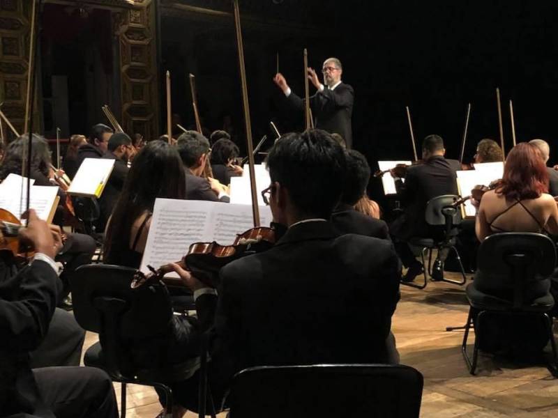 Com o Theatro da Paz lotado, a Fundação Carlos Gomes (FCG) realizou, na noite de sexta-feira (4), o Concerto de Encerramento do Projeto Orquestra 2018 (foto), que contou com apresentações da Orquestra Infanto-Juvenil e Orquestra Acadêmica. O concerto começou com a apresentação da Orquestra Infanto-Juvenil. Os 35 integrantes apresentaram obras dos compositores Ernst Mahle e Guerra-Peixe. Quem conduziu a orquestra foi o aluno de regência do Bacharelado em Música do Instituto Estadual Carlos Gomes (IECG), Cleyson Ataíde.
FOTO: WALDA MARQUES
DATA: 04.05.2018
BELÉM - PARÁ <div class='credito_fotos'>Foto: Walda Marques | <a href='/midias/2018/originais/76bc59bd-1d82-4d63-ab4c-9f4c66b2da9d.jpg' download><i class='fa-solid fa-download'></i> Download</a></div>