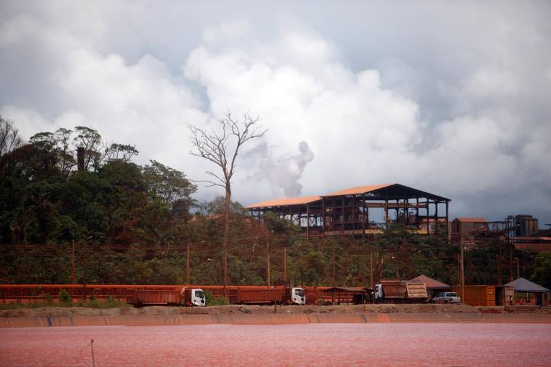 Por conta do não cumprimento do prazo de 48 horas dado pelo Governo do Estado para que a Hydro (foto) reduzisse os níveis das bacias de resíduos ao nível de pelo menos um metro, a Secretaria de Meio Ambiente e Sustentabilidade (Semas) notifica a empresa, na manhã desta terça-feira (27), com a determinação de que reduza a produção da refinaria em 50%. A Semas também triplicará a multa definida anteriormente, cumprindo a legislação ambiental em vigor, chegando a cerca de R$ 1 milhão por dia de descumprimento (300 mil Unidades de Padrão Fiscal). A empresa informou formalmente que reduziu os índices, mas não integralmente no total determinado de um metro. A determinação de redução emitida pela Semas reforça ainda que devem ser mantidos e ampliados os esforços para tratamento dos efluentes e de redução dos níveis das bacias. As equipes da Semas permanecem em campo 24 horas, trabalhando em conjunto com a Defesa Civil e outros órgãos, monitorando a situação.
FOTO: IGOR BRANDÃO / AG. PARÁ
DATA: 24.02.2018
BARCARENA - PARÁ <div class='credito_fotos'>Foto: IGOR BRANDÃO / AG. PARÁ | <a href='/midias/2018/originais/76bf65cb-23a3-436d-bf99-fc319df6584e.jpg' download><i class='fa-solid fa-download'></i> Download</a></div>