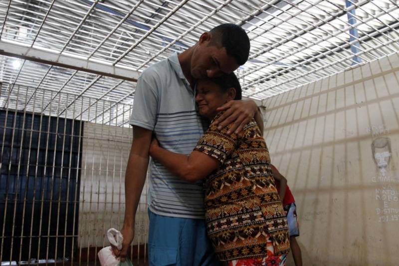 Dona Antonieta Santiago (foto) é uma das mães que vem de mais longe. Ela enfrenta 19h de viagem, uma vez no mês, para visitar o filho preso há um ano e meio em uma unidade prisional de Marituba. “Saio do interior de Altamira para Tomé-açu e pego um ônibus para chegar a Belém. São 19h de viagem.
FOTO: AKIRA ONUMA / ASCOM SUSIPE
DATA: 12.05.2018
MARITUBA - PARÁ <div class='credito_fotos'>Foto: Akira Onuma / Ascom Susipe | <a href='/midias/2018/originais/76c59793-e15e-4204-8571-479dedc987d0.jpg' download><i class='fa-solid fa-download'></i> Download</a></div>