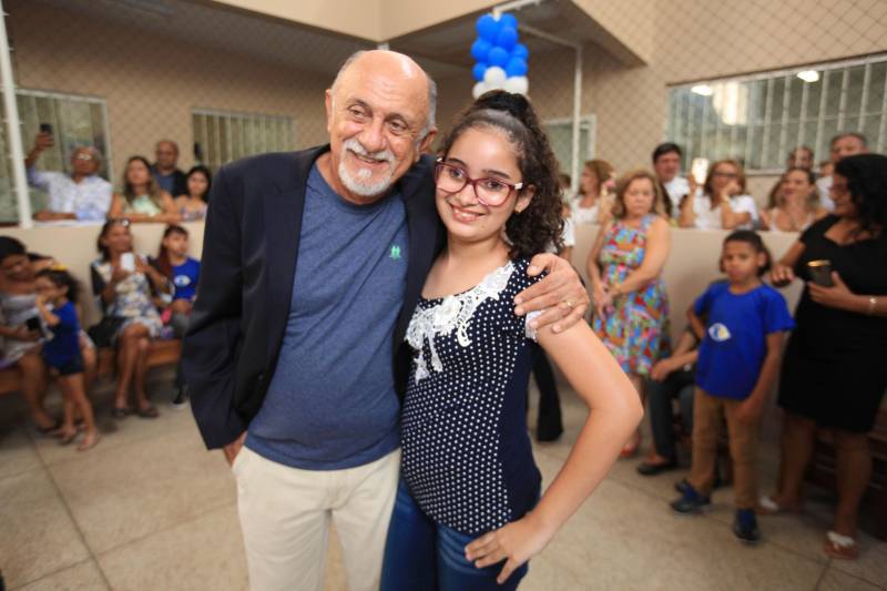 "Hoje vim para uma agenda de inauguração, mas vivi uma experiência de amor, que emana em cada ação dos alunos, professores, direção e de cada um que faz parte desta escola que se torna tão especial porque tem alma". A declaração foi feita pelo governador Simão Jatene (foto), nesta terça, 27, durante a inauguração da obra de reforma e ampliação da Escola Álvares de Azevedo, localizada no Bairro de Batista Campos, em Belém. O governador transformou a inauguração em uma grande confraternização. Passou a tarde na Escola e fez questão de cantar e dançar com os alunos, que expressaram muita gratidão pela obra. Atendendo atualmente 436 alunos, a “Álvares de Azevedo” é uma Unidade Especializada dedicada à educação de estudantes com deficiência visual, e que trabalha nos eixos da educação e da habilitação.
FOTO: MÁCIO FERREIRA / AG. PARÁ
DATA: 27.03.2018
BELÉM - PARÁ <div class='credito_fotos'>Foto: MÁCIO FERREIRA/ AG. PARÁ | <a href='/midias/2018/originais/76d5fa5a-41e9-4d71-8a66-3f4b979109a8.jpg' download><i class='fa-solid fa-download'></i> Download</a></div>