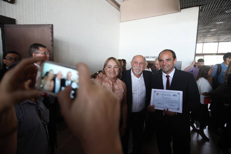 Para o governador Simão Jatene (foto), todos os nomeados podem se considerar – a partir do momento em que optaram por um concurso público no Pará – paraenses, “pois vão ajudar a construir o estado”. “Vocês terão a grata oportunidade de conhecer o estado pelo seu interior, o que é extremamente enriquecedor”, disse o governador. “Mas, preparem-se, pois terão poucos aplausos nos acertos e muitas e severas críticas ao menor erro”. Sobre o concurso e a posse dos novos delegados, Jatene disse que “mais um desafio foi vencido, que é o de ter um delegado para cada município”. “É mais um passo no sentido de combater a violência e melhorar os índices da segurança pública, o que nós fazemos mesmo com a crise que ainda assola o país”, disse o governador. “Enquanto existir essa vontade coletiva, unindo governo e sociedade, vamos vencer mais desafios, em todas as áreas”, concluiu Simão Jatene.
FOTO: SYDNEY OLIVEIRA / AG. PARÁ
DATA: 26.02.2018
BELÉM - PARÁ <div class='credito_fotos'>Foto: Sidney Oliveira/Ag. Pará | <a href='/midias/2018/originais/76dacec9-58d6-4f96-81fd-2ebc06f0845b.jpg' download><i class='fa-solid fa-download'></i> Download</a></div>