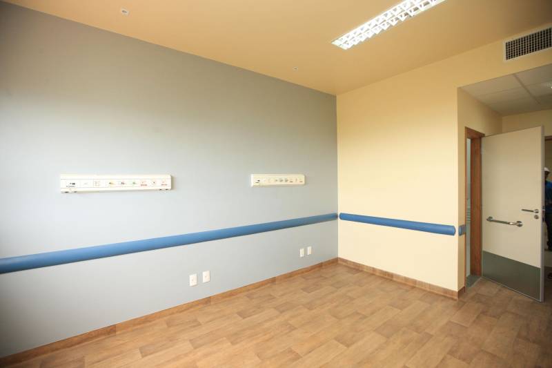 “A população de Itaituba vai contar com uma estrutura fora do comum em hospitais públicos do Brasil”. A afirmação é do engenheiro Gustavo Garoli, gerente geral da obra do Hospital Regional do Tapajós, no município de Itaituba, que está com a estrutura 95% concluída. O hospital que fica na região sudoeste do Estado deve beneficiar, além de cerca de 100 mil itaitubenses, moradores de nove municípios vizinhos.

FOTO: MÁCIO FERREIRA / AG. PARÁ
DATA: 19.12.2018
ITAITUBA - PARÁ <div class='credito_fotos'>Foto: MÁCIO FERREIRA/ AG. PARÁ   |   <a href='/midias/2018/originais/76def0e9-84e2-45d6-ac29-c964f696db2a.jpg' download><i class='fa-solid fa-download'></i> Download</a></div>