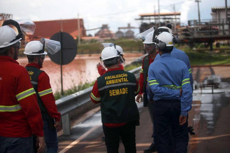 Iniciou neste sábado, 24, o prazo que o Governo do Estado deu para que a empresa de alumínio Hydro Alunorte adote procedimentos e mecanismos seguros ambientalmente, a fim de que as bacias de resíduos da empresa baixem os níveis em pelo menos um metro – o que é definido tecnicamente como padrão de segurança com comprovação permanente da redução e manutenção dos níveis. Uma equipe de fiscalização da Secretaria de Estado de Meio Ambiente e Sustentabilidade (Semas) está no município para fazer o monitoramento dos níveis das bacias do sistema de tratamento dos rejeitos da Bauxita. "Vamos montar equipes para, de duas em duas horas, avaliar o nível das bacias. Em caso de chuva o monitoramento será feito de uma em uma hora", explicou Rejiane Santos, geóloga da Diretoria de Licenciamento Ambiental da Semas.
FOTO: IGOR BRANDÃO / AG PARÁ
DATA: 24.02.2018
BELÉM - PARÁ
<div class='credito_fotos'>Foto: IGOR BRANDÃO / AG. PARÁ | <a href='/midias/2018/originais/76e02bf1-964e-4ef3-a601-f3611a7dacf2.jpg' download><i class='fa-solid fa-download'></i> Download</a></div>