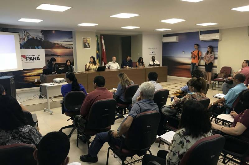 Com o objetivo de explicar o Marco Legal da Consulta Prévia, Livre e Informada da Convenção n° 169, da Organização Internacional do Trabalho (OIT), foi realizada nesta quinta-feira (3) a Oficina de Nivelamento dos Servidores do Estado do Pará. Desse primeiro debate sobre a Convenção participaram representantes de várias instituições estaduais, comunidades tradicionais - indígenas, quilombolas e de assentamentos -, e uma representante da OIT, por videoconferência.
FOTO: WAGNER ALMEIDA / ASCOM SEJUDH
DATA: 03.05.2018
BELÉM - PARÁ <div class='credito_fotos'>Foto: Wagner Almeida/ Ascom Sejudh | <a href='/midias/2018/originais/76e05c90-6acd-46fa-bfb4-9d5cb26dc5e5.jpg' download><i class='fa-solid fa-download'></i> Download</a></div>