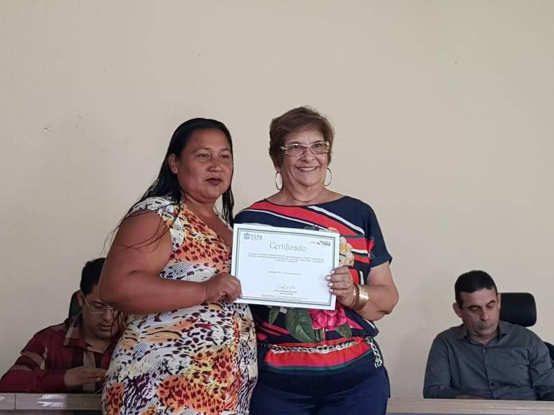 Mais de 300 servidores da Prefeitura Municipal de Marituba receberam (foto) na quarta-feira (20), a certificação dos cursos “Planejamento participativo na Escola”, “Coaching no Serviço Público” e “Cuidador de Alunos com Necessidades Especiais” promovidos pela Escola de Governança do Estado do Pará (EGPA).
FOTO: ASCOM / EGPA
DATA: 21.06.2018
BELÉM - PARÁ <div class='credito_fotos'>Foto: ASCOM EGPA | <a href='/midias/2018/originais/76e0fc01-3c8e-4422-9c0c-7ce2876f5048.jpg' download><i class='fa-solid fa-download'></i> Download</a></div>