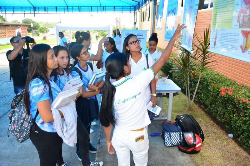 Centenas de pessoas entre colaboradores, usuários e acompanhantes participaram da ação de educação em saúde que marcou a comemoração dos dois anos de funcionamento da Unidade de Alta Complexidade em Oncologia Dr. Vitor Moutinho (Unacon), em Tucuruí, no sudeste paraense, nesta quarta-feira, 18. As atividades comemorativas contaram com a parceria da Sespa, da Prefeitura Municipal de Tucuruí, da Universidade Estadual do Pará (Uepa) e Unopar, Faculdade Gamaliel (foto), Eletronorte e do cantor regional Igor Nemo, entre outras.
FOTO: ASCOM UNACON
DATA: 18.04.2018
TUCURUÍ - PARÁ <div class='credito_fotos'>Foto: Ascom Unacon | <a href='/midias/2018/originais/76f815d2-b512-42ce-b324-157effebc813.jpg' download><i class='fa-solid fa-download'></i> Download</a></div>