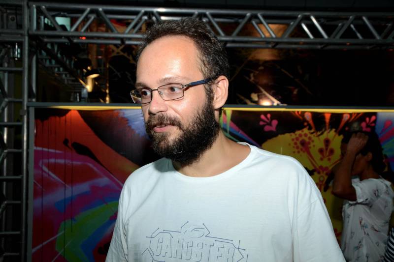 O acesso à leitura da partitura musical por meio das pontas dos dedos para a Pessoa com Deficiência Visual (PcD). É a Musicografia Braille, que esteve em exposição no estande da Secretaria de Estado de Educação (Seduc), nesta segunda-feira, 4, na 22ª Feira do Livro, no Hangar, em Belém. Os técnicos, da Unidade Especializada Álvares de Azevedo da Coordenadoria de Educação Especial (Coees) da Seduc, levaram todas as orientações para o público interessado em conhecer  essa especificidade do Código Braille criado para a escrita e leitura de partituras musicais. Na foto, o professor de Música, Fernando Lacerda.

FOTO: FERNANDO NOBRE / ASCOM SEDUC
DATA: 04.06.2018
BELÉM - PARÁ <div class='credito_fotos'>Foto: FERNANDO NOBRE/ASCOM SEDUC   |   <a href='/midias/2018/originais/76fec7ef-4205-4b22-994c-c8606eda30aa.jpg' download><i class='fa-solid fa-download'></i> Download</a></div>