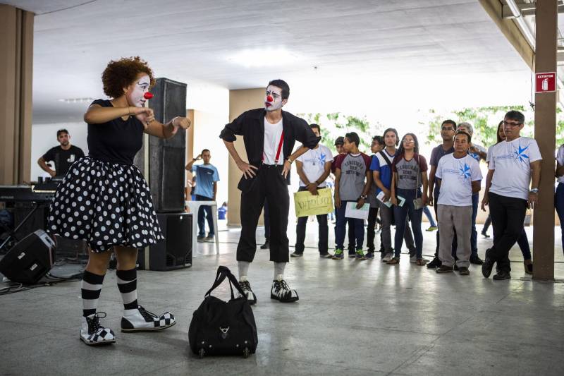 Durante toda esta quinta-feira, 10, a Feira Vocacional da Universidade do Estado do Pará (Uepa) recebeu a visita de estudantes do ensino médio de escolas públicas e particulares da Região Metropolitana de Belém. Cada graduação da Uepa tinha um estande no hall de exposição do Centro Cultural Tancredo Neves (Centur), tudo para que os estudantes pudessem conhecer mais sobre os cursos, a atuação dos profissionais formados e o desenho curricular das disciplinas.
FOTO: NAILANA THIELY / ASCOM UEPA
DATA: 10.05.2018
BELÉM - PARÁ <div class='credito_fotos'>Foto: Nailana Thiely / Ascom Uepa | <a href='/midias/2018/originais/770133de-37a5-4d91-a88a-80f6cd16678d.jpg' download><i class='fa-solid fa-download'></i> Download</a></div>
