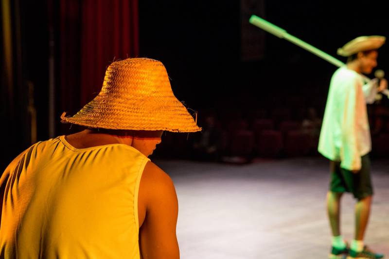 João*, de 17 anos, é natural de Bragança, nordeste do Pará. Há sete meses cumpre medida socioeducativa em uma unidade de internação do Estado após cometer um ato infracional no município onde reside. Mas na manhã desta terça-feira (5), em Belém, pôde vivenciar uma experiência inédita: participou de um espetáculo de teatro (foto) diante de dezenas de pessoas que se reuniram no Teatro Margarida Schivasappa, ao lado de outros 30 adolescentes e jovens privados de liberdade. Uma iniciativa pioneira no país que busca promover a ressocialização por meio da arte, fruto das atividades e oficinas pedagógicas realizadas dentro de espaços gerenciados pela Fundação de Atendimento Socioeducativo do Pará (Fasepa). “Eu nunca tinha vindo em um teatro e isso ficará marcado em mim”, disse o socioeducando. Tímido, ele revelou a vontade de deixar para trás os erros cometidos e seguir um futuro completamente novo, com os primeiros passos sendo dados hoje. “Isso despertou algo dentro de mim, pensar na minha vida e em sair do mundo das drogas. Quem sabe me tornar um ator?” divagou.

FOTO: FERNANDO SETTE / ASCOM IOE
DATA: 05.06.2018
BELÉM - PARÁ <div class='credito_fotos'>Foto: FERNANDO SETTE CÂMARA / ASCOM IOE   |   <a href='/midias/2018/originais/770812fe-ccfa-45dd-baa9-10171b0a55c5.jpg' download><i class='fa-solid fa-download'></i> Download</a></div>