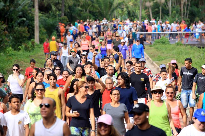 Uma reabertura feita a milhares de mãos. A fita inaugural colocada no inicio da trilha principal do Parque do Utinga foi rompida por mais de cinco mil pessoas ansiosas pelo inicio da caminhada, marcando o segundo dia da programação de reabertura do mais novo espaço paraense de lazer e interatividade com a natureza.
FOTO: MÁCIO FERREIRA / AG. PARÁ
DATA: 17.03.2018
BELÉM - PARÁ <div class='credito_fotos'>Foto: MÁCIO FERREIRA/ AG. PARÁ | <a href='/midias/2018/originais/770a0b17-aba4-4a01-aad8-cbd3855f98fa.jpg' download><i class='fa-solid fa-download'></i> Download</a></div>