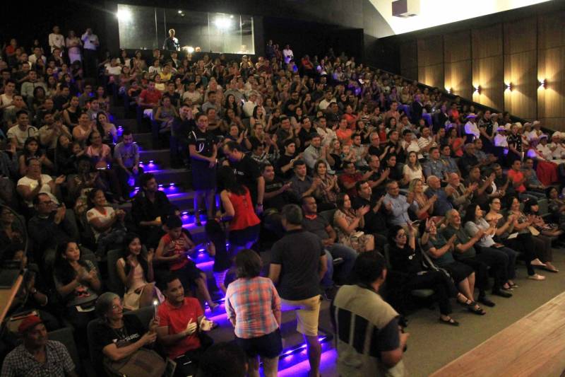 O teatro (foto) é uma construção de arquitetura contemporânea que dialoga com o ecletismo do antigo prédio escolar. Com uma fachada interna revestida com um gigantesco pano de vidro, o edifício abriga espaço com os mais adequados recursos para a apresentação de espetáculos de qualquer natureza, além do teatro, pode receber  eventos culturais em geral. Tem 300 lugares e um palco medindo 14 m  de boca e 7 m de profundidade; 

FOTO: RODOLFO OLIVEIRA / AG. PARÁ
DATA: 16.12.2018
BRAGANÇA - PARÁ <div class='credito_fotos'>Foto: Rodolfo Oliveira/Ag. Pará   |   <a href='/midias/2018/originais/770aa0a3-193a-47b6-b762-fea9072e4034.jpg' download><i class='fa-solid fa-download'></i> Download</a></div>