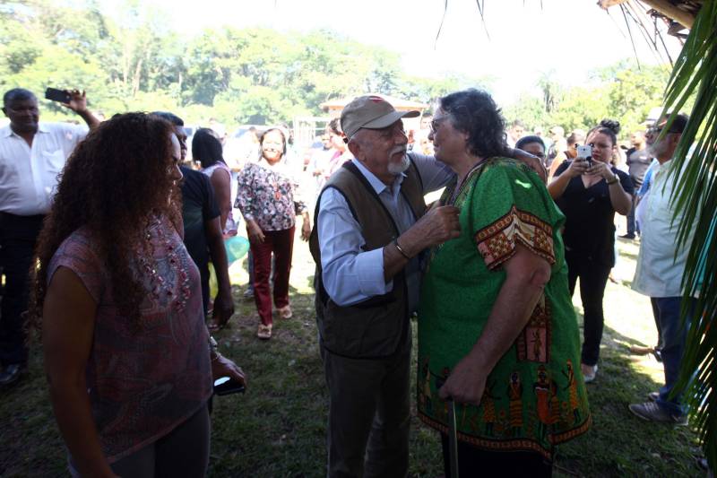 “Ter a posse da terra é a certeza de que nunca iremos perder o nosso direito, que nossos filhos e nossos netos poderão dar continuidade a nossa história em segurança. Foram anos de luta até chegar esse dia, agraciados com a assinatura do nosso título de terra. Só temos a agradecer a todos que fizeram parte disso e a cada um que lutou junto para que hoje isso se tornasse realidade”. A fala emocionada foi de seu Mário Araújo Silva, presidente da Associação Remanescente de Quilombo Espírito Santo, localizada no município do Acará, no nordeste do Estado. Ele assinou, neste sábado (24), junto com o governador Simão Jatene (foto), o título que dá a posse da terra a comunidade. A fala do presidente traduz o sentimento das dezenas de famílias que moram no local, que agora tem a posse legítima do local onde seus antepassados viveram. “Sou filho de mãe negra. Nasci aqui como minha vó, bisavó, que fazem parte da história dessa comunidade que já existe a mais de 300 anos.
FOTO: SIDNEY OLIVEIRA / AG. PARÁ
DATA: 24.03.2018
ACARÁ - PARÁ <div class='credito_fotos'>Foto: Sidney Oliveira/Ag. Pará | <a href='/midias/2018/originais/770c98b3-66bf-432f-834c-f81031a7a016.jpg' download><i class='fa-solid fa-download'></i> Download</a></div>
