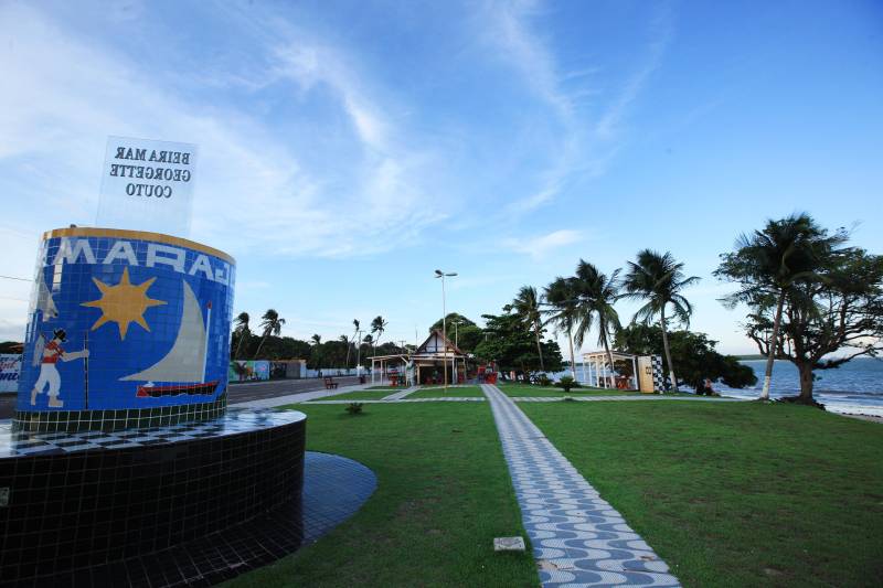 Moradores, comerciantes, militares e políticos da região da Ilha do Marajó comemoraram, nesta quarta-feira (24), junto ao governador Simão Jatene, a entrega do 18º Grupamento Bombeiro Militar, inaugurado hoje no município de Salvaterra. Quarenta e oito militares foram deslocados para o local, sendo 45 praças e três oficiais. O espaço conta com viaturas para atendimento a incêndios, salvamentos, resgates e uma lancha.O Coronel Antônio Zanelli, comandante geral do Corpo de Bombeiros, explicou a escolha do município para receber o grupamento. “Salvaterra foi escolhida estrategicamente para receber este quartel por ser a porta do Marajó. Salvaterra e Soure possuem forte apelo turístico. Antes, nosso tempo-resposta para a população daqui demorava até 1h30 minutos, já que vínhamos de Icoaraci, distrito de Belém. Agora a meta é atender o mais rápido possível os seis municípios da região do Marajó Ocidental”, explicou. Além de Salvaterra e Soure, a corporação atenderá os municípios de Cachoeira do Arari, Santa Cruz do Arari, Ponta de Pedras e Muaná.

FOTO: MÁCIO FERREIRA / AG PARÁ
DATA: 24.01.2018
SALVATERRA - PARÁ <div class='credito_fotos'>Foto: MÁCIO FERREIRA/ AG. PARÁ   |   <a href='/midias/2018/originais/770e9d85-58f9-461b-aadc-88b8e7d99d3a.jpg' download><i class='fa-solid fa-download'></i> Download</a></div>