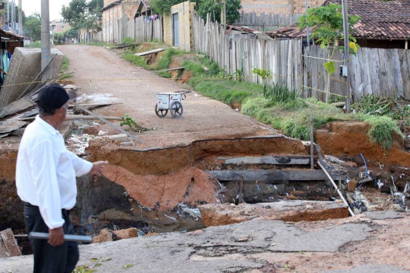 O Governador do Pará, Simão Jatene, esteve durante esta sexta-feira (13) no município de Paragominas. Além de visitar as áreas afetadas pela enxurrada que ocorreu na madrugada da quinta-feira (12), ele conversou com moradores atingidos, reuniu com autoridades municipais, secretários de estado, com o Corpo de Bombeiros e a Defesa Civil para traçar as metas e ações a serem cumpridas para restabelecer a normalidade na cidade. A forte enxurrada, que durou toda a madrugada, alagou cerca de 40% da cidade e atingiu 350 famílias. Até o momento, 13 locais foram adequados para funcionar como abrigo, entre escolas, associações, ginásios, entre outros, para receber desabrigados e desalojados.

FOTO: SIDNEY OLIVEIRA / AG. PARÁ
DATA: 13.04.2018
PARAGOMINAS - PARÁ <div class='credito_fotos'>Foto: Sidney Oliveira/Ag. Pará   |   <a href='/midias/2018/originais/771153cc-cdfc-47ce-bb2d-eabe75597dc0.jpg' download><i class='fa-solid fa-download'></i> Download</a></div>