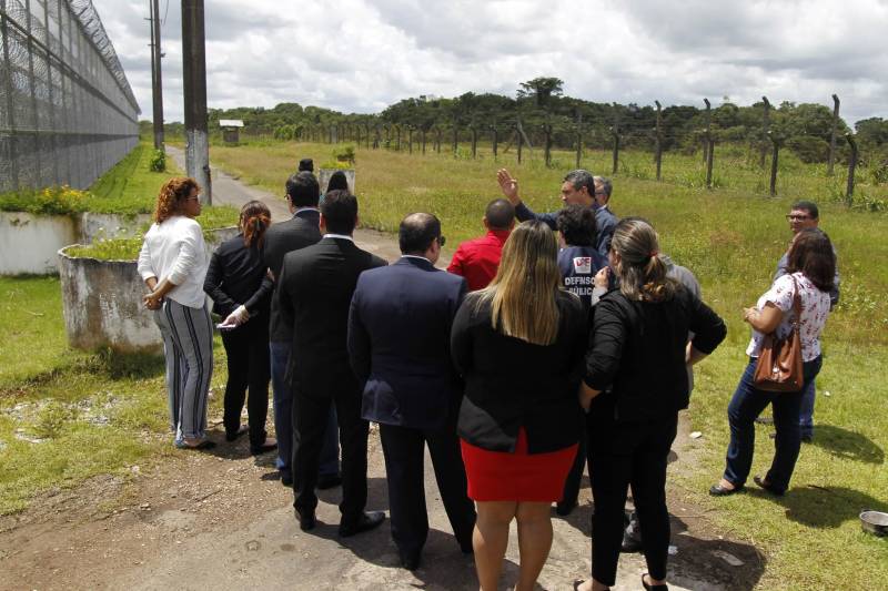 O Centro de Recuperação Penitenciário do Pará III (CRPPIII), localizado no Complexo Penitenciário de Santa Izabel, recebeu na manhã desta segunda-feira (16), a visita da Comissão de Direitos Humanos e Minorias da Câmara Federal, representada pelo deputado federal Edmilson Rodrigues, do PSOL, além de representantes da Defensoria Pública do Pará, da Ordem dos Advogados do Brasil Seção Pará (OAB-PA) e da Ouvidoria de Segurança Pública do Estado.
FOTO: AKIRA ONUMA / ASCOM SUSIPE
DATA: 16.04.2018
SANTA IZABEL DO PARÁ - PARÁ <div class='credito_fotos'>Foto: Akira Onuma / Ascom Susipe | <a href='/midias/2018/originais/77133102-9c7e-48e2-845a-9849bcf524c4.jpg' download><i class='fa-solid fa-download'></i> Download</a></div>