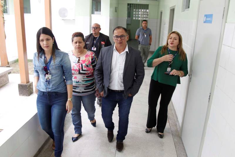 As obras da nova Unidade Básica de Saúde (UBS) do Complexo Penitenciário de Santa Izabel que irá atender mais de 4,5 mil presos foram concluídas. Nesta sexta-feira (30), o superintendente do Sistema Penitenciário do Estado (Susipe), Coronel Rosinaldo da Silva Conceição (foto) e a equipe da Diretoria de Assistência Biopsicossocial da Susipe realizaram a vistoria técnica na obra. A execução do projeto para a reforma da UBS só foi possível, através de uma parceria da Susipe com o Ministério da Saúde, por meio do governo Federal, juntamente com o governo do Estado do Pará. Os recursos investidos foram na ordem de R$ 278.817,09. A nova UBS ofertará os serviços de clínica médica, com três consultórios para atendimento, odontologia, que contará com dois consultórios, sala de enfermagem, sala para procedimentos de saúde como curativos, vacinação, exames e inalações, além de um laboratório para (TB) e sala de Raio-x. A expectativa é que a unidade faça um atendimento médio de 60 presos por dia e de cerca de 1.500 por mês.
FOTO: AKIRA ONUMA / ASCOM SUSIPE
DATA: 30.05.2018
SANTA IZABEL - PARÁ <div class='credito_fotos'>Foto: Akira Onuma / Ascom Susipe | <a href='/midias/2018/originais/77215e1d-711e-441a-8715-2a283586bac2.jpg' download><i class='fa-solid fa-download'></i> Download</a></div>