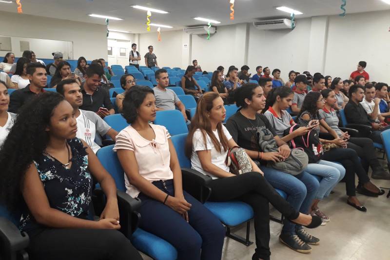"Hoje recebo mais um certificado pela conclusão de curso realizado aqui na Escola Técnica e não quero parar. Estar qualificado é muito bom. A gente se sente mais preparado", garante o jovem Jean Lucas, 25 anos, dono de três certificados pela Escola Técnica do Estado do Pará (EETEPA) - Polo Santarém nos cursos de Fiscalização Ambiental, Agente de Informações Turísticas e o último em Segurança no Trabalho na Construção Civil. Ele se juntou a outros 320 alunos que tiveram a satisfação de concluir seus cursos. Agora, são 705 novos profissionais formados pela instituição, devidamente aptos a ocupar uma vaga no disputado mercado de trabalho. Esta é a segunda cerimônia de formatura realizada no auditório da Escola Técnica, em Santarém, na região oeste. A primeira foi realizada com uma turma de 384 concluintes, em outubro de 2017.
FOTO: SAMUEL ALVARENGA / ASCOM CRGBA
DATA: 14.06.2018
SANTARÉM - PARÁ <div class='credito_fotos'>Foto: SAMUEL ALVARENGA / ASCOM CRGBA | <a href='/midias/2018/originais/7721a7b6-0a81-4b63-aabb-6caa11a2529e.jpg' download><i class='fa-solid fa-download'></i> Download</a></div>